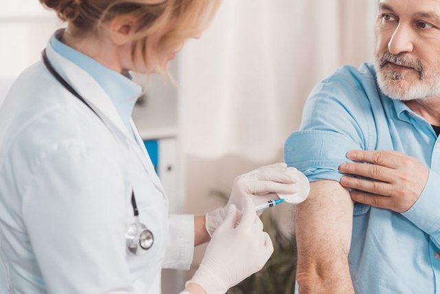 SAD ispituju alergijske reakcije na vakcine Moderne i Fajzera